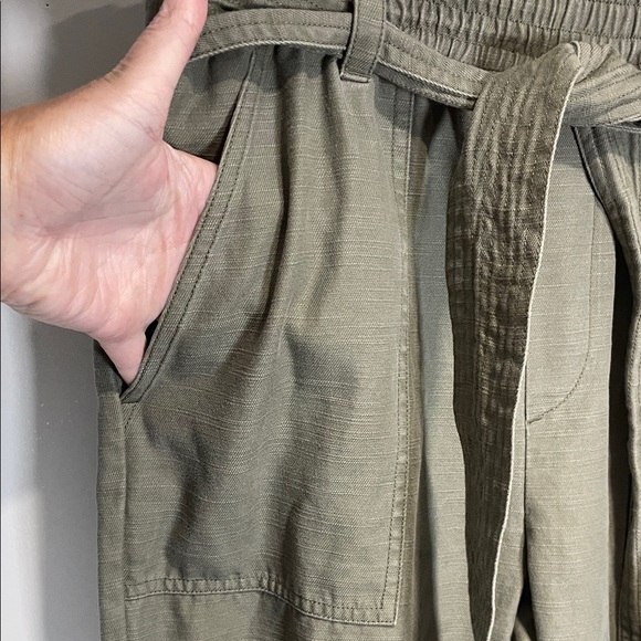 Abercrombie & Fitch Sage Green Tie-Waist Cropped Pants - Picture 4 of 8